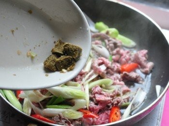 step5: 將【穀盛綠咖哩】切碎塊放入鍋中攪拌至均勻溶化，再放入少許鹽巴調味即可