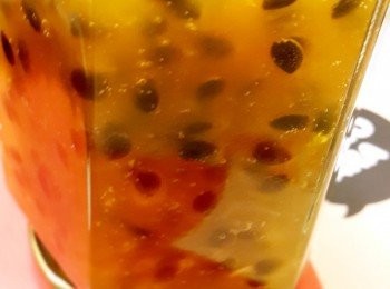 step2: 將糖加入步驟一放到瓦斯爐上小火慢慢加熱至濃稠狀 要有耐心大約20分鐘你會發現慢慢變稠喔! 這時加入少許檸檬汁在一起拌煮一下熄火!完成