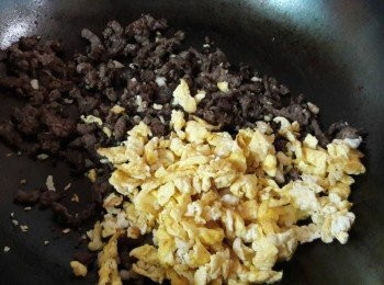 step4: 再加入已預先炒好的蛋碎