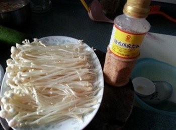 step1: 金菇切去根部,撕開洗淨,灑上鹽
