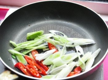 step2: 先以少許油將大蒜段及辣椒段爆香