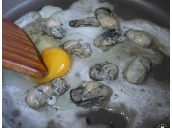 step7: 再放入一顆雞蛋，可先打散，也可放入後再用菜鏟弄散。