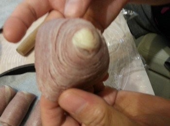 step18: 用手慢慢推成帽型狀,不要用棍碌,否則不會有一絲絲紋出現