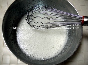 step2: 取一鋼盆，先放進「蛋白、糖粉、鹽巴」，再用打蛋器攪拌均勻，如(右圖)起泡狀。