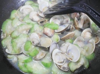 step6: 等蛤蠣全開後可以試一下味道~~再以鹽調味!!! 接著倒入麻油拌一下即完成囉:)