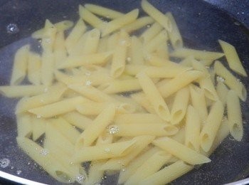 step1: 水滾後加入鹽與橄欖油，再入筆管麵煮8~11分，撈起備用