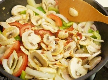 step6: 炒到蕃茄少少軟身後, 加入茄膏同一碗水至略浸過所有材料煮滾, 按口味加入糖鹽調味
(今次我加左2匙更糖及半匙更鹽)