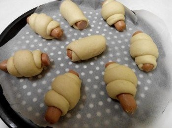 step4: 將小面團休息15分鐘後整型，再將整型好的熱狗面包團放在己抹油或準備好秿上油紙的烤盤上等待發酵雙倍大