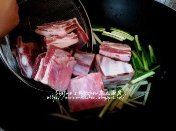 step4: 將一半份量的蔥段及薑片 , 酒放入鑊中 , 加入羊腩蓋上蓋用中火出水10分鐘