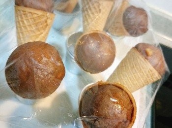 step2: 取出麵糰，排氣及翻麵，靜置10分鐘。將麵糰分割成10份，滾圓，放於甜筒上發酵至兩倍大。