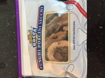 step1: 將牛肝蕈菇洗淨，浸水，備用。