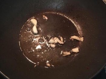 step5: 利用培根的油，再加入1匙麻辣油，爆香蒜頭。
