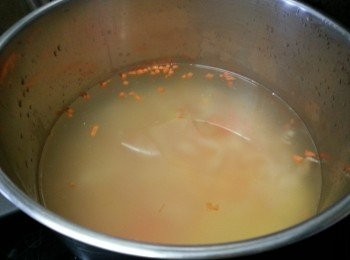 step4: 水滾後先落粟米蓉.花膠.甘筍煮15分鐘