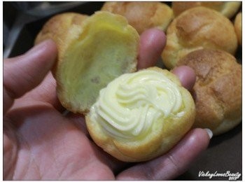 step15: 使用小花形的擠花嘴，將卡士達奶油醬擠入泡芙的空洞內後再蓋上即可
