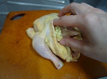 step2: 小心把雞皮和雞肉分開，將醃料塞雞皮與雞肉之間，用手指塗勻（胸和背做法相同)，將¾醃料放在全雞皮下（胸較厚肉要多點），