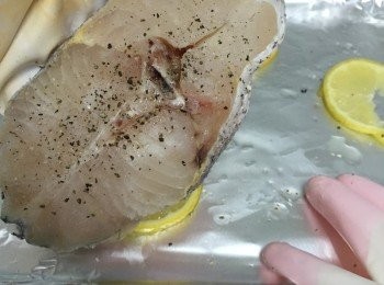 step4: 切好檸檬片平放在焗盆上，魚件兩邊也灑上海鹽及黑楜椒碎