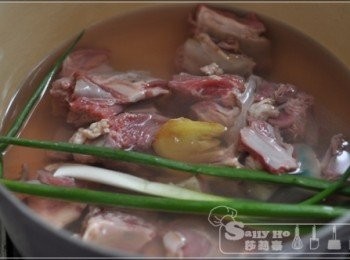 step1: 先將羊腩用薑蔥出水，
