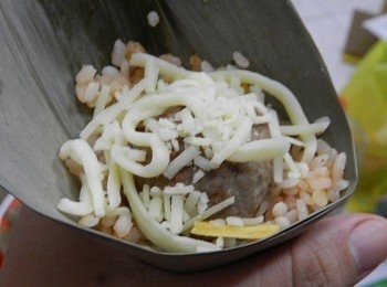 step6: 再上一層披薩起司與帕馬森起司，蓋上米之後，包好即可