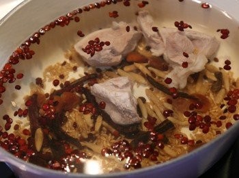 step3: 將所有<span class="group_1">食材</span>加水，大火煲滾後轉中小火煲兩小時左右。