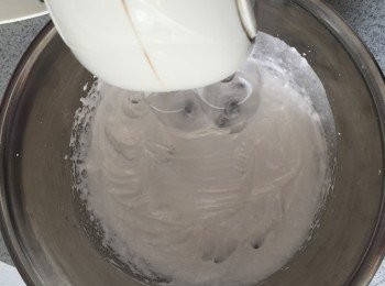 step2: 把蛋白以慢速打發，加入檸檬汁繼續打發。轉中速打發並加入砂糖，打至企身。