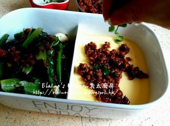 step12: 水蛋焗5分鐘後取出淋上適量肉燥 , 最後灑上蔥粒即可