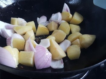 step3: 加入紫洋蔥炒軟。