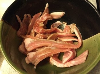 step2: 豬頸肉切片醃10分鐘