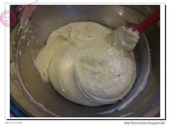 step6: 分次加入(1)的粉類, 用膠括拌勻。加入牛奶拌勻。