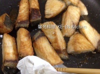 step2: 燒熱平底鍋倒入沙拉油、把魚條兩面煎呈金黄色、再用紙巾把油取出