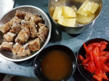 step3: 預備好其他材料：長紅椒鈄切片，罐頭菠蘿一開四切粒