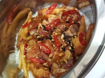 step7: 將腌的肉排、鳳爪（腌汁不用倒）排於白米面中