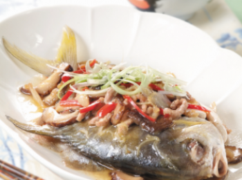 step5: 燒熱两湯匙油, 放入薑絲和红椒絲, 加入半茶匙鹽和清雞湯, 煮沸後埋薄茨, 最後再加入麻油, 立即鏟起澆在魚上，放上蔥絲即成。