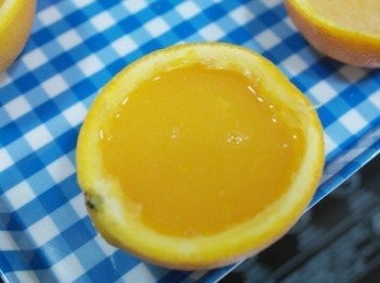 step10: 一一倒入柳橙碗中!!! 放入冰箱冷藏至凝固即完成囉:)
