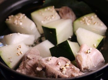 step1: - 冬瓜連皮洗淨、荷葉浸洗、<a href="https://bit.ly/3ANJVUp" target="_blank" data-keyword="豬展" class="guide-link"><strong>豬展</strong></a> <span style="display:inline-block;vertical-align:middle;margin-top:-3px;color:initial;border-radius:3px;padding:2px 3px;font-size:12px;line-height:14px;background:#87d300;color:#fff;">即買</span> 飛水
- 所有材料放入湯煲