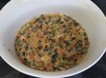 step7: 將蟲草花，黑木耳，蔥花及免治豬肉用，雞粉，糖，麻油，雞蛋，胡椒粉，生粉，麵粉撈好放入雪櫃冷凍 1 小時