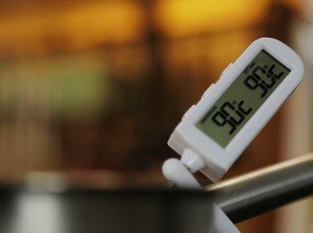 step3: 將鮮奶倒入煲中用慢火煮滾至煲邊既奶微起泡約90度關火