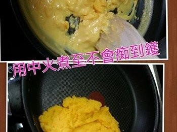 step3: 3-當用中火炒到見有煙時就要轉細火炒(不要炒太耐,否則流失水份會變散不夠滑,當炒到黏成一糰不痴鑊就可以)(但亦不要炒時間太短,,太多水份到焗餅時亦會引致象腳情況出現)