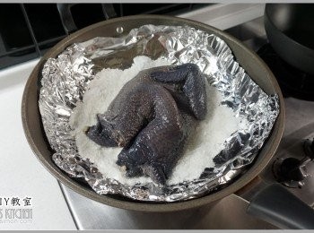 step7: 5.接著將剛剛準備好的雞雞皮朝上放進鍋中，考量現在家裡的鍋子都比較小，而這隻好食烏骨雞真的滿大隻，所以採用一次焗半隻的方式會比較方便大家操作。(一般土雞一次就能整隻進去烤了)