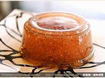 step2: 用小湯匙輕壓一下黑木耳健康凍的容器邊緣，使其順利從包裝容器中滑脫至碗盤上。