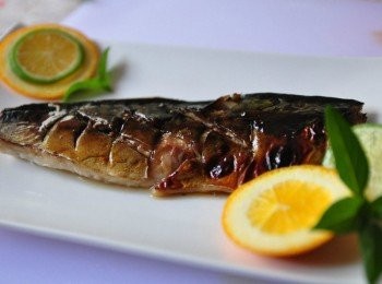 step4: 將烤好的鯖魚取出擺盤，灑些白芝麻於上層，加點裝飾品及完成囉!