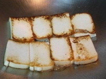 step4: 鍋子熱了，慢慢用滑的方式放入豆腐，從旁邊看豆腐有點焦香時翻面，切勿一直翻面，容易弄碎豆腐的完整性。