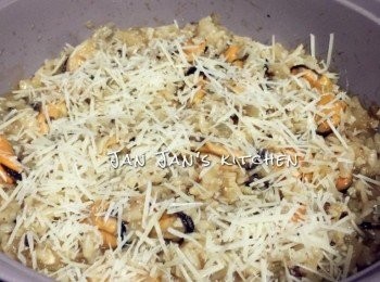 step2: 之後下黑松露醬搞勻，熄火，鋪上芝士碎搞勻，放上已炒好的素菇即可。