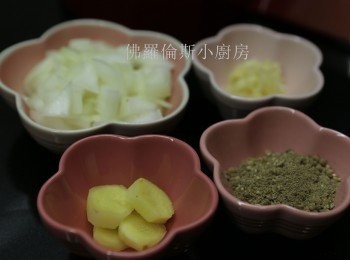 step1: 胡椒粒先盅碎 (一些是粉，一些是粒粒)
蒜蓉切好
洋蔥切粒
 切幾塊薑
