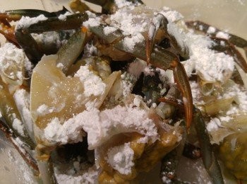 step4: 除蟹蓋可免,其他蟹件平均撲上薄薄鷹粟粉。
