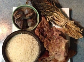 step1: 先將白米浸水, 加入油少許、鹽少許; 浸大約半小時