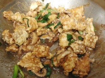 step5: 下魚塊拌勻，炒一至兩分鐘即成！