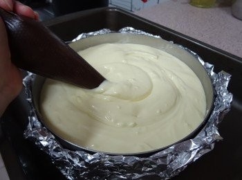 step7: 唧袋剪口， 插進芝士糊內， 打圈唧進部份朱古力糊