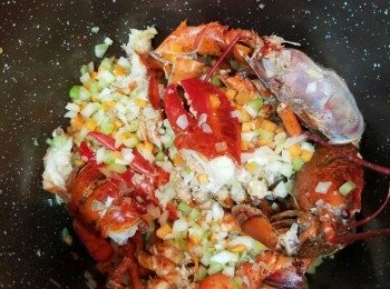 step5: 之後先加入蒜頭及洋蔥炒至半透明再加西芹粒紅蘿蔔粒炒香，大概 5分鐘。