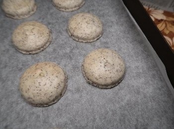 step6: 內餡部分，將巧克力與奶油用2:1的方式隔水融化或微波。取兩片差不多大小的餅皮夾入即完成。