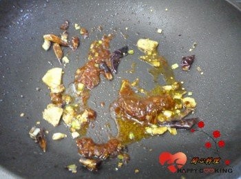 step2: <span class="group_5">香料</span>炒香後放適量的水